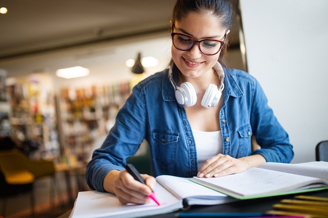 chica estudiando la diferencia entre master y postgrado