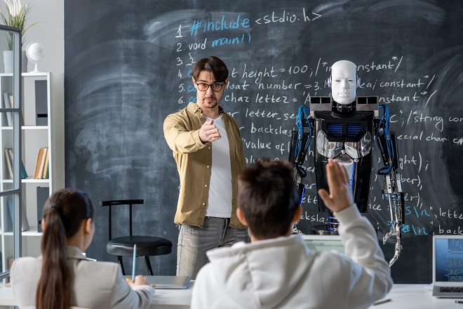 profesor en clase con un robot