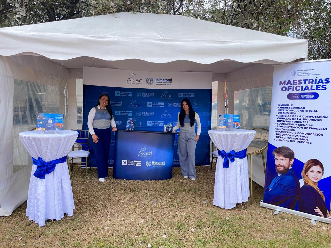 Stand informativo con todos los programas que ofrece Aicad Business School